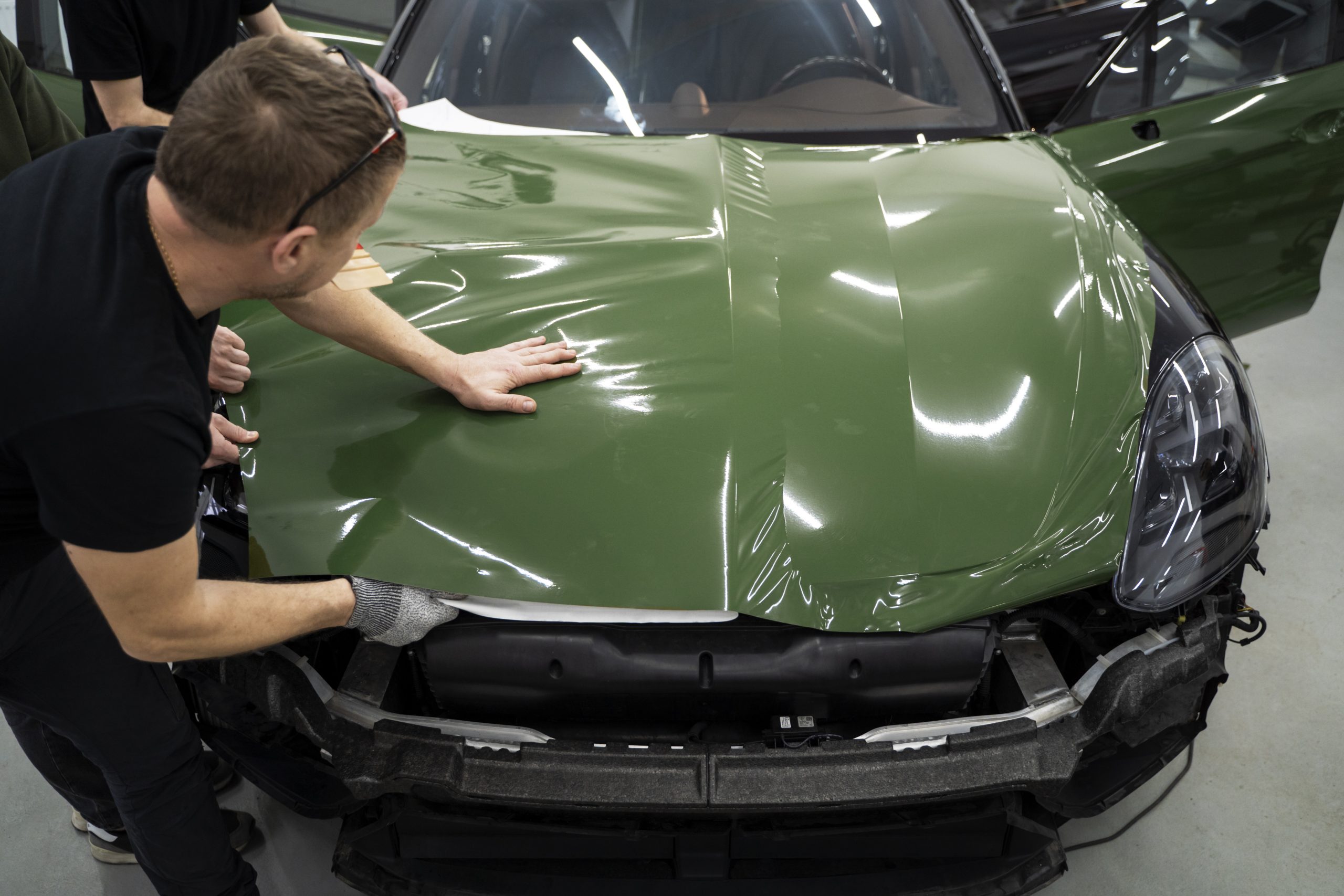person-working-car-wrapping (2)
